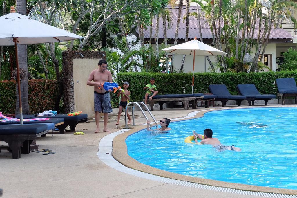 Bamboo Beach Hotel & Spa Patong Bagian luar foto