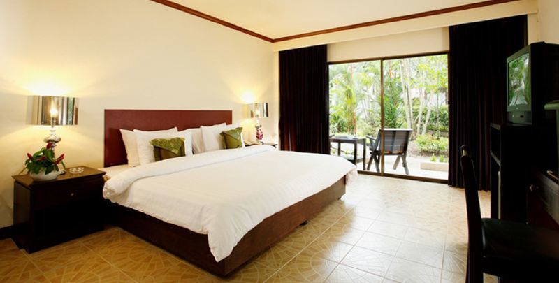 Bamboo Beach Hotel & Spa Patong Bagian luar foto
