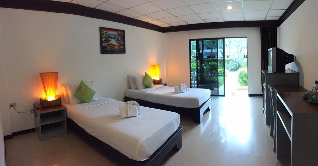 Bamboo Beach Hotel & Spa Patong Bagian luar foto