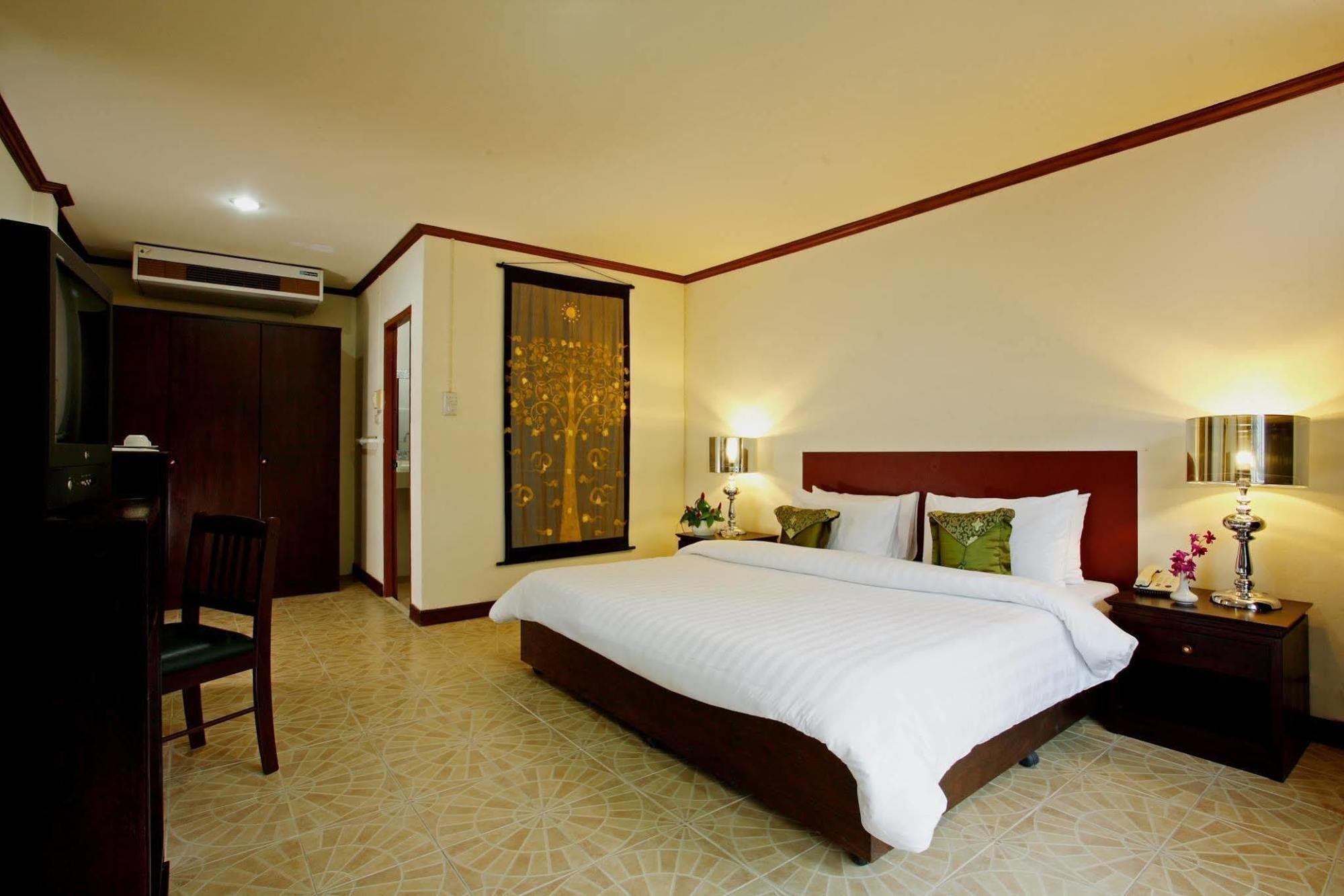 Bamboo Beach Hotel & Spa Patong Bagian luar foto