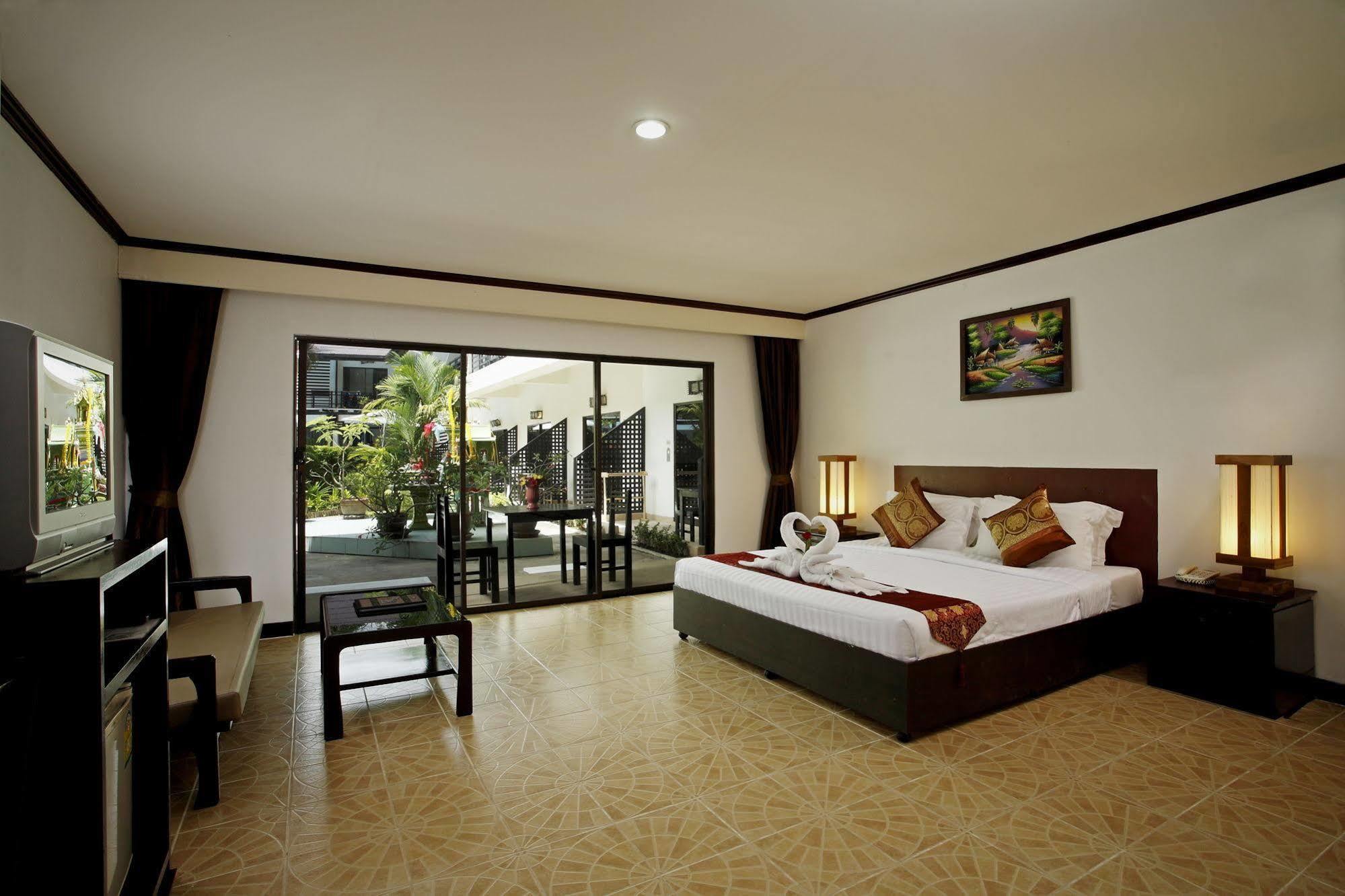 Bamboo Beach Hotel & Spa Patong Bagian luar foto