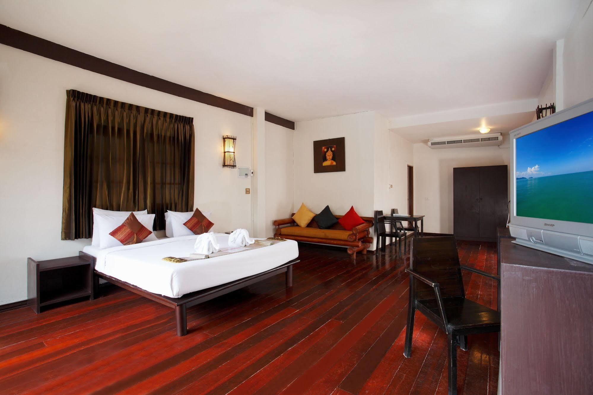 Bamboo Beach Hotel & Spa Patong Bagian luar foto