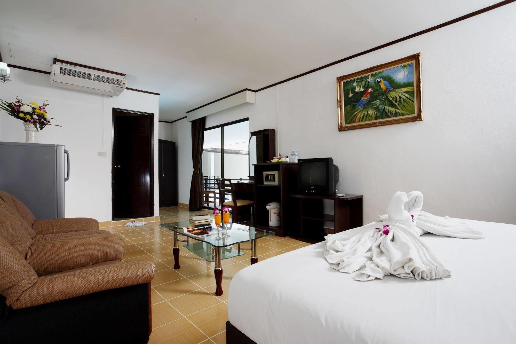 Bamboo Beach Hotel & Spa Patong Bagian luar foto