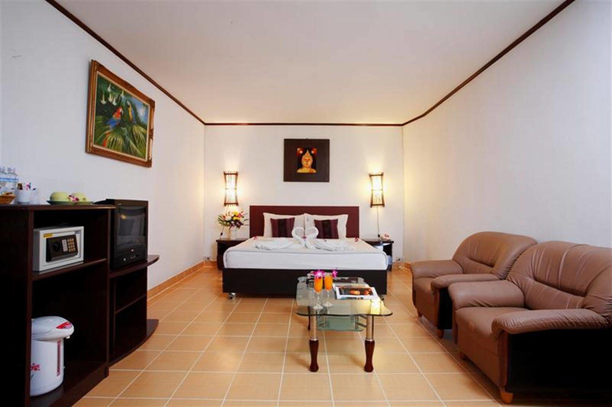 Bamboo Beach Hotel & Spa Patong Bagian luar foto