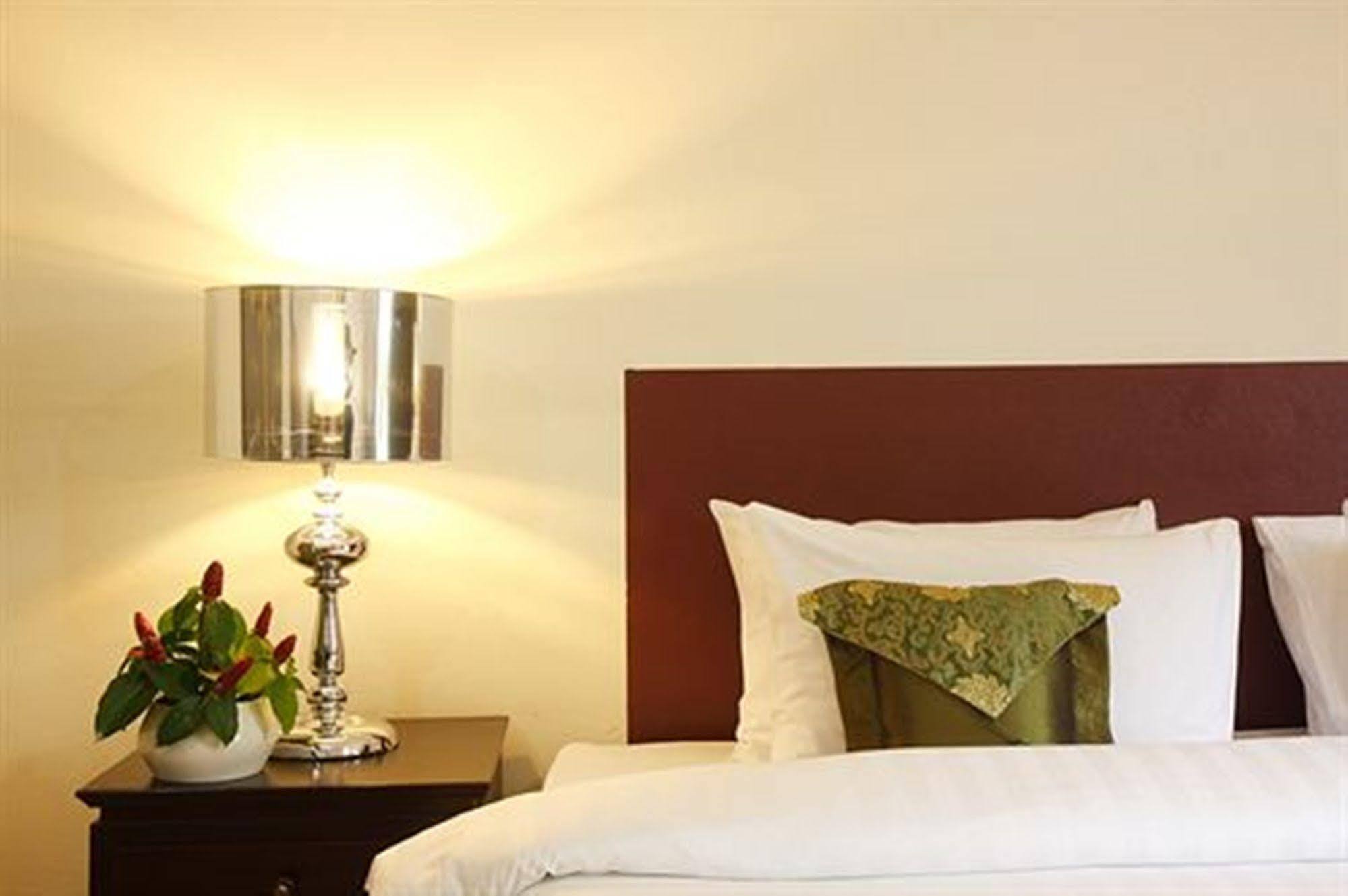 Bamboo Beach Hotel & Spa Patong Bagian luar foto