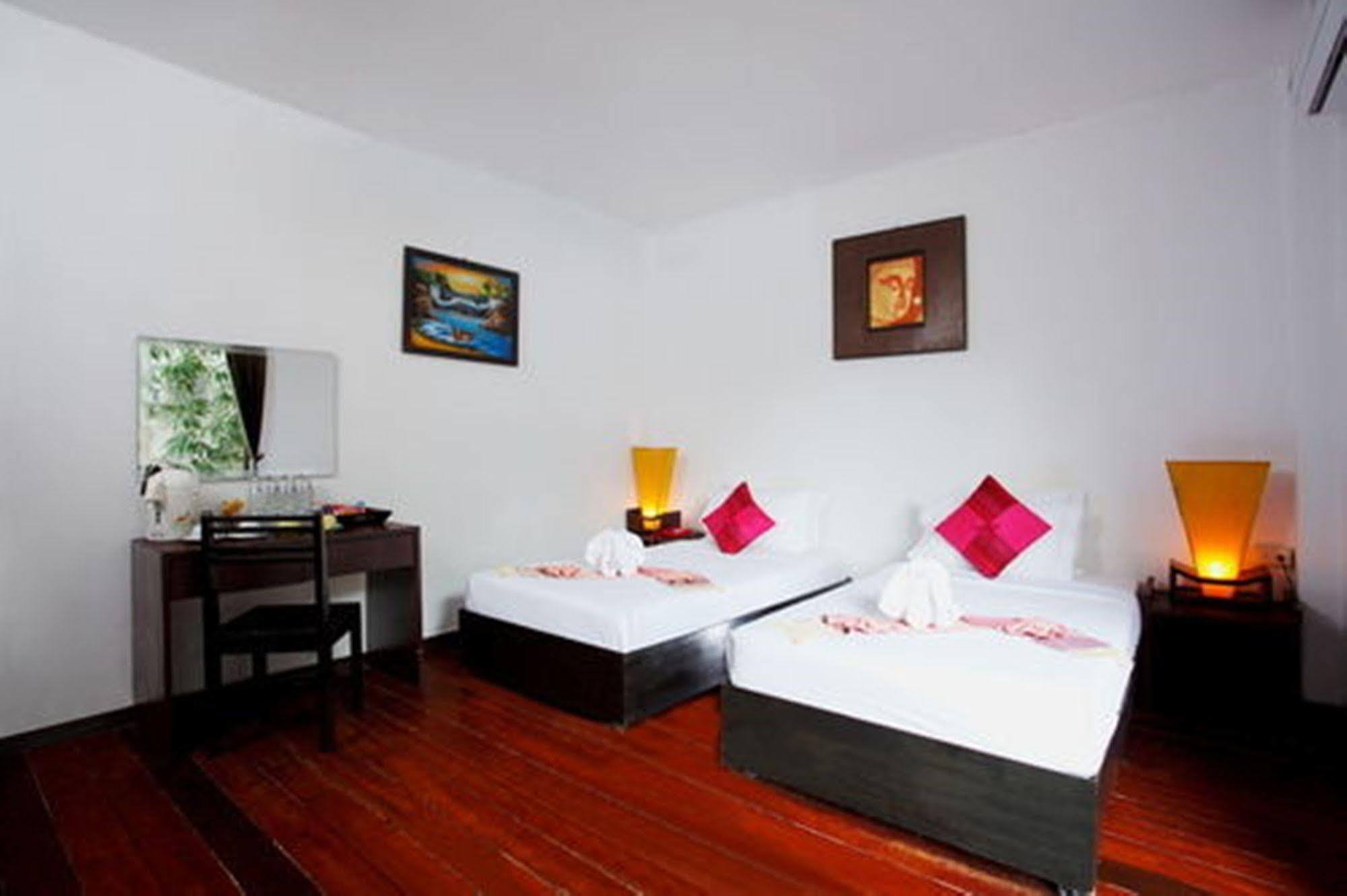 Bamboo Beach Hotel & Spa Patong Bagian luar foto