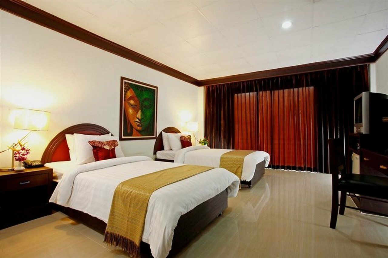 Bamboo Beach Hotel & Spa Patong Bagian luar foto